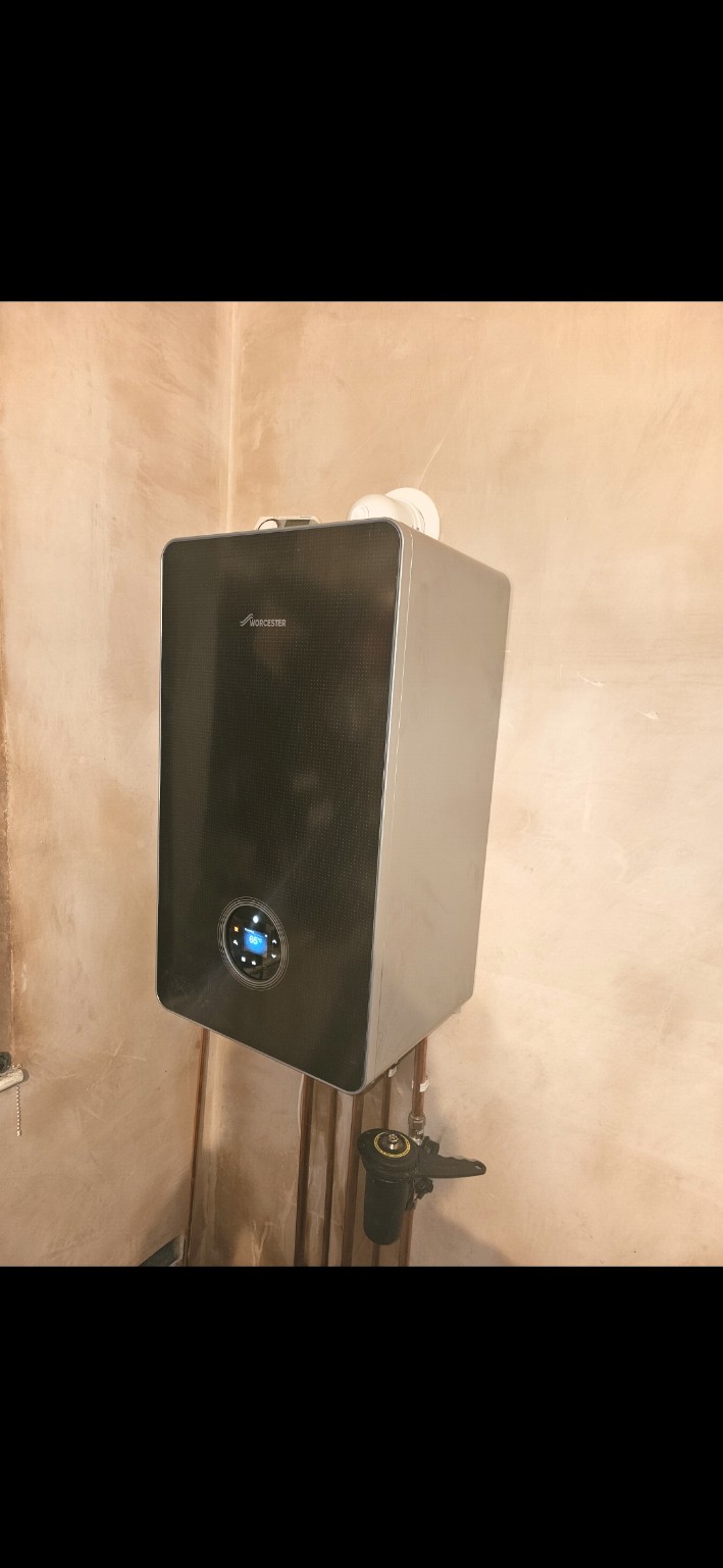 Worcester Bosch 8000 black boiler installation by Luk Gas Ltd with 10 Year Warranty